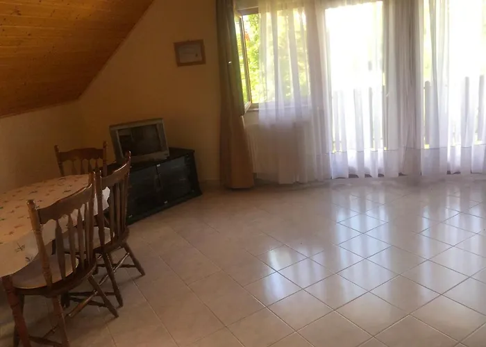 Zalakarosi Egerfa Nyaralohaz Foeldszinti Es Emeleti Lägenhet